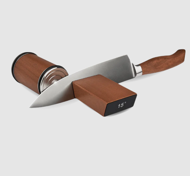 Overview image showing correct knife placement between the cylindrical and rectangular components of the magnetic rolling sharpener for optimal blade alignment